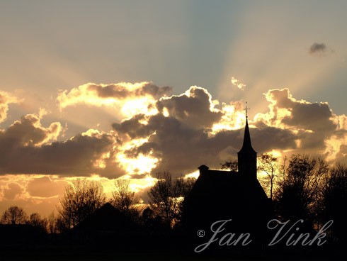 Spel van licht en wolken bij Hervormde kerk Krommeniedijk