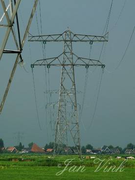 Hoogspanningsmasten tegen een dreigende onweerslucht in de Krommenieer Woudpolder