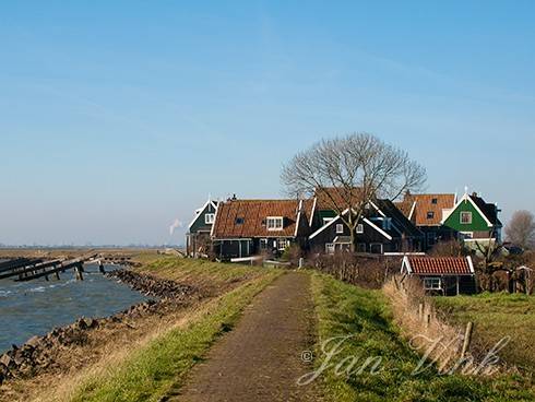 Rozewerf op Marken met ijsbrekers in Markermeer.