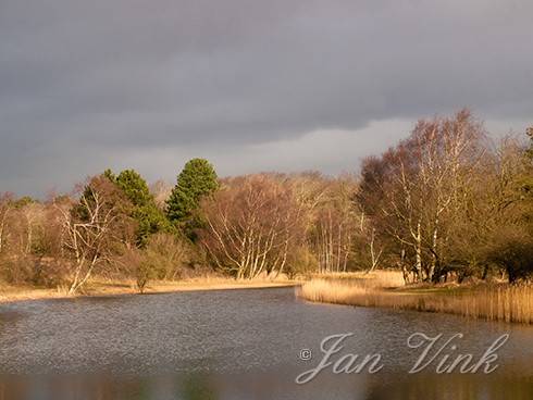 Het Zwarteveldkanaal, onder dreigende wolkenlucht, Amsterdamse Waterleiding Duinen