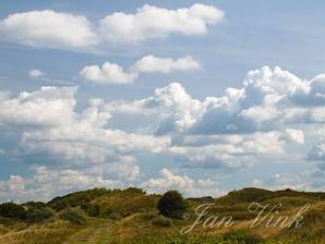 Open duinlandschap, met wolkenlucht, Noordhollands Duinreservaat bij Bergen.