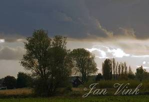 Landschap met huisje onder dreigend wolkendek in de Wijkermeerpolder