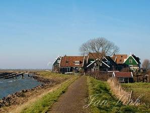 Rozewerf op Marken met ijsbrekers in Markermeer.