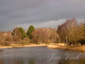 Het Zwarteveldkanaal, onder dreigende wolkenlucht, Amsterdamse Waterleiding Duinen