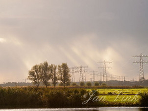 Hoogspanningsmasten, in de polder, gezien vanuit Krommeniedijk