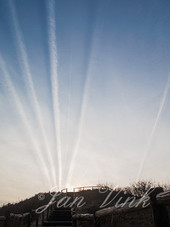 Vliegtuigstrepen, bij ondergaande zon, boven uitzichtduin, Noordhollands Duinreservaat Castricum